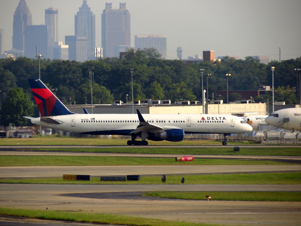 delta airlines tire explosion atlanta